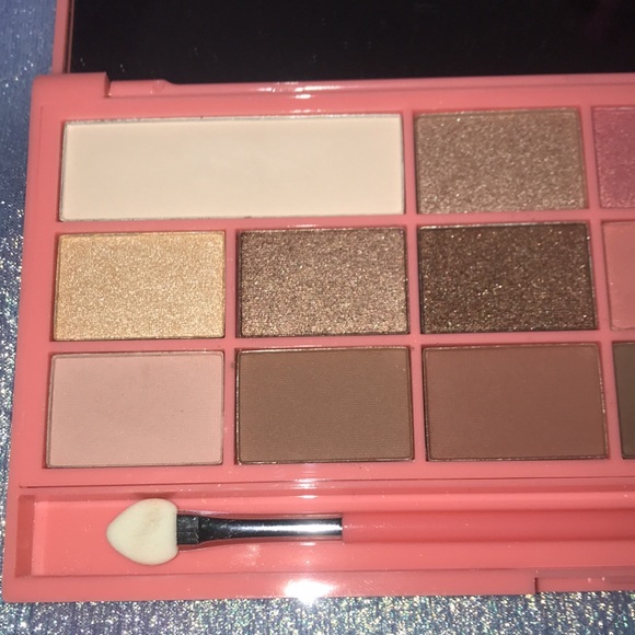 3/$25 I 💖 Revolution Chocolate & Peaches Eyeshadow Palette by Makeup Revolution - Picture 3 of 8